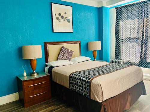 Admiral Hotel Room Type - Queen Room with Private Bathroom