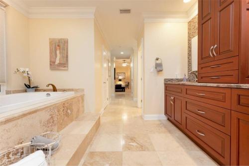 Be A Nomad - 1 block away to ocean in Jacksonville Beach, USA