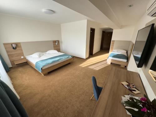 Family Room image 7