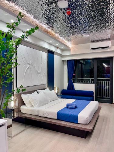 Deluxe Executive Corner Unit in Makati, Manila