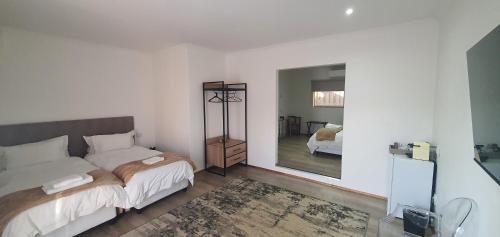 1 queen bed, 2 twin beds