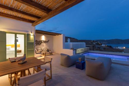 Mykonos Panormos Villas & Suites Room Type - Suite with private pool and beach view