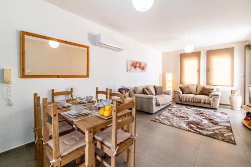 Steni Views Apartment by Ezoria Villas Steni Views Apartment by Ezoria Villas