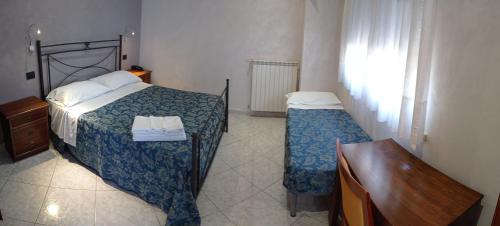 1 queen bed, 1 twin bed