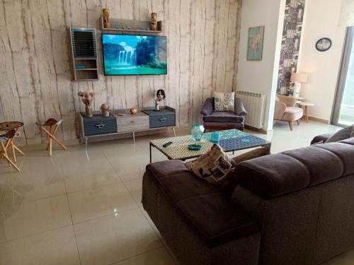 2 bedrooms, 17 beds