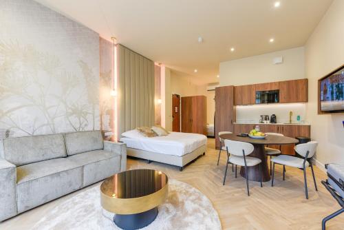 2 queen beds, 1 sofa bed