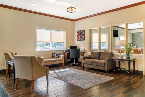 Quality Inn & Suites - image 8