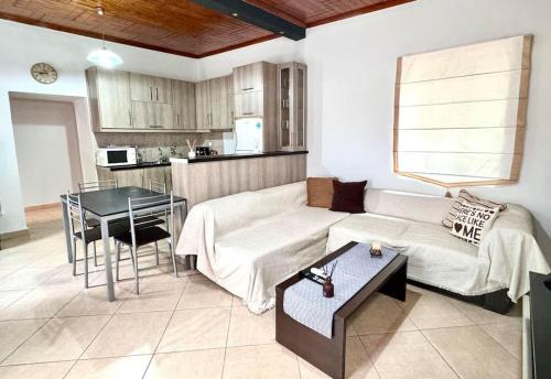Renovated house with garden in Tripoli in 트리폴리스
