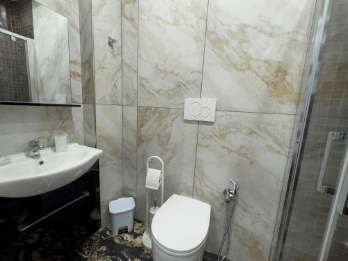 Kiss and Room - image 2