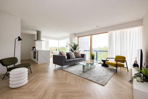 Modern, Luxury 2-Bed Home with Private Balcony, Londyn