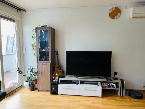 Spacious Waterfront Apartment with Free Parking - upgraded 2024