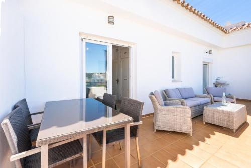 Penthouse La Cala with dual terraces and spectacular ocean views - image 2
