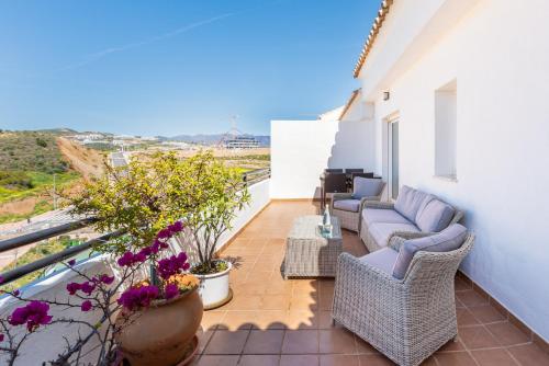 Penthouse La Cala with dual terraces and spectacular ocean views - image 5