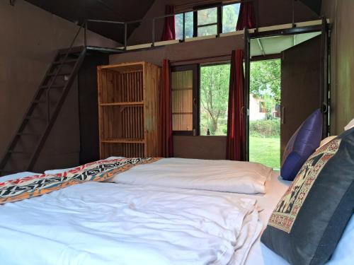 1 queen bed, 1 twin bed