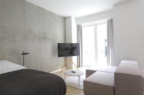 Cool studio apartment w private terrace - image 9