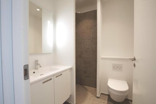 Cool studio apartment w private terrace - image 3