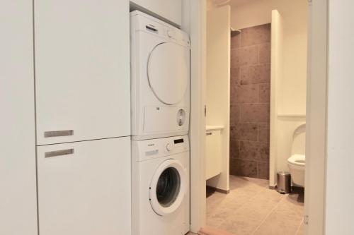 Cool studio apartment w private terrace - image 2