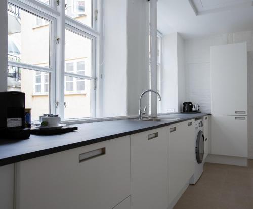 Beautiful 2-bed in top location - image 4