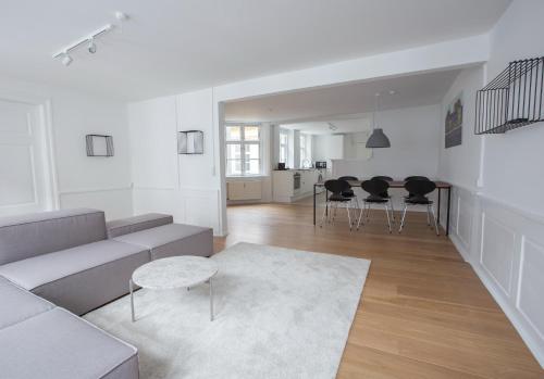 Beautiful 2-bed in top Copenhagen location - image 3