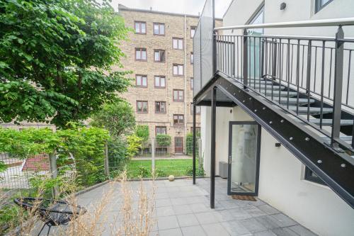 Studio townhouse w private terrace in converted warehouse - image 7