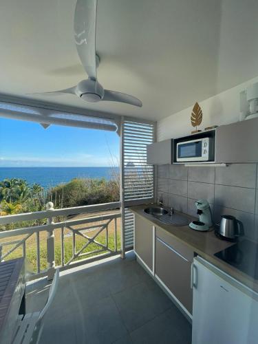 ระเบียง/ชานเรือน, Charmant appartement avec piscine et vue sur mer in เลอ ยามัน