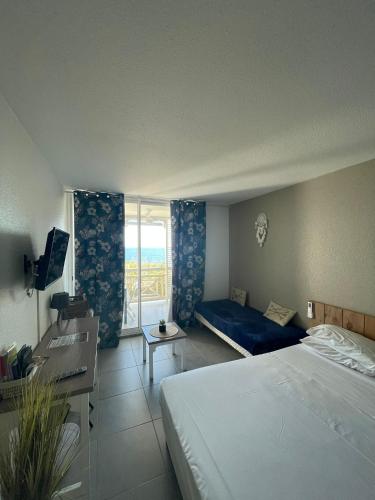Charmant appartement avec piscine et vue sur mer in เลอ ยามัน