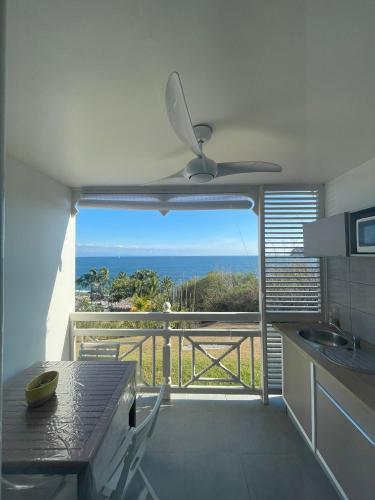 ห้องครัว, Charmant appartement avec piscine et vue sur mer in เลอ ยามัน
