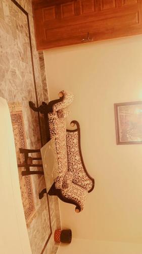 Impeccable 3-Bed Apartment in Lahore - image 11