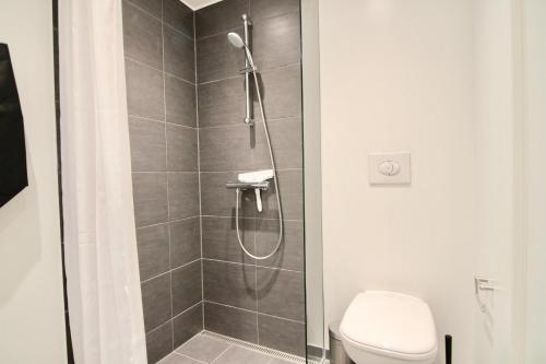 Stunning 2-bed wbalconies and great views - image 6