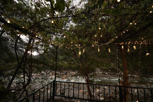 Thehraav By The River - Mudhouse Odyssey, Tirthan Valley, Banjār (foto 10)