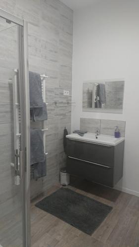 Vannas istaba, Agréable chambre, salle de bain privative, la plaçotte (Agreable chambre, salle de bain privative, la placotte) in Saint-Clar