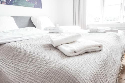 Beautiful and bright 2-bed with private balcony - image 9