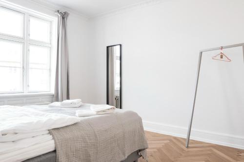 Beautiful and bright 2-bed with private balcony - image 7