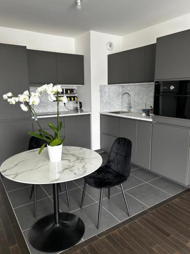 ห้องครัว, Modern appartement in นอร์จ ซูร์ มาร์น