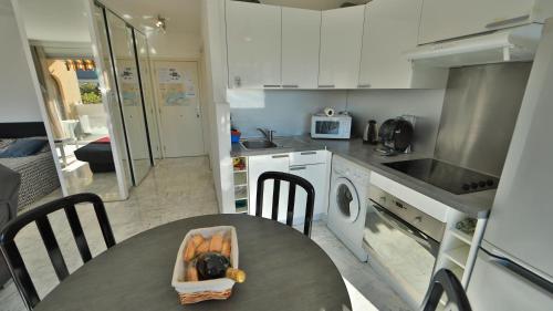 ห้องครัว, Studio parking fibre piscine Clim in เลอ กานเนต์