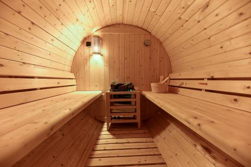 ซาวน่า, Holiday home Aprilis with pool, jacuzzi and sauna in กาโลวัซ