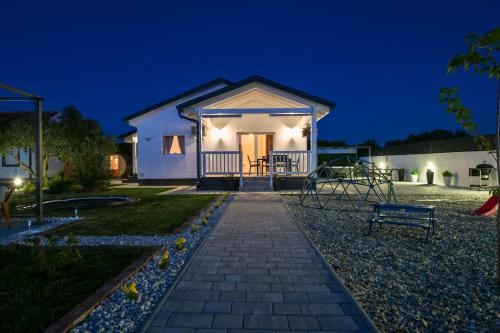 Holiday home Aprilis with pool, jacuzzi and sauna in กาโลวัซ