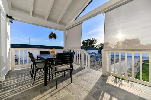 ระเบียง/ชานเรือน, Holiday home Aprilis with pool, jacuzzi and sauna in กาโลวัซ