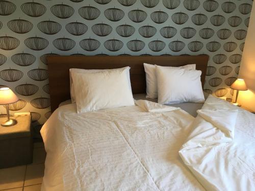 1 double bed, 1 twin bed