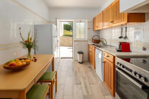 Kitchen, Parque Monte Verde in Guia