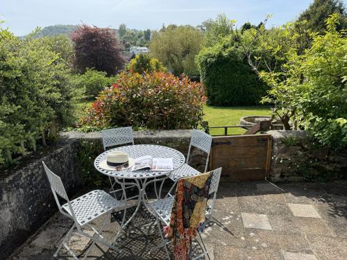 A szálláshely kívülről, Damson Cottage - Peaceful location, charming communal orchard & private patio garden in Dittisham