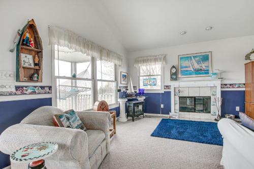 Algoma Vacation Rental with Fire Pit and Lake Views! in Algoma, USA