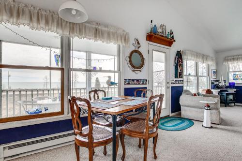 Algoma Vacation Rental with Fire Pit and Lake Views! in Algoma, USA