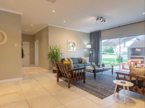 Flying Ostrich Guesthouse & Self-catering Accommodation - Windhoek