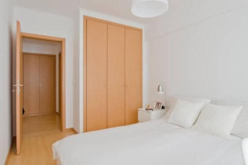 NEW Home Office - Free Wifi & Parking - Self Check-in - Daikin Airco, Lisbonne (photo 3)
