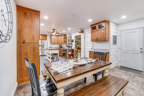 Beaver Lake Getaway with 2 Decks, Grill, and Views! in Garfield, USA