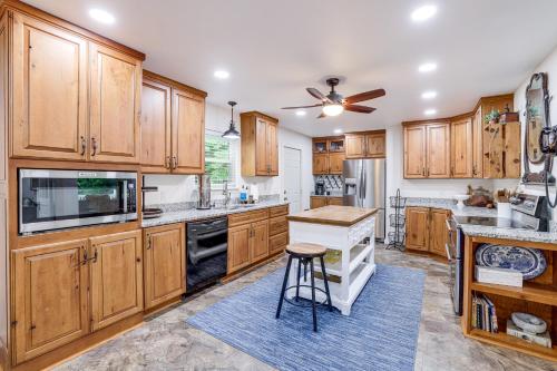 Beaver Lake Getaway with 2 Decks, Grill, and Views! in Garfield, USA