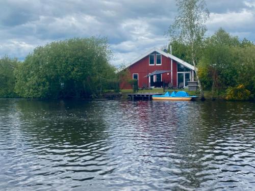 Exterior view, Ferienhaus Friese, direkt am See, mit hauseigenem Tretboot, hauseigener Sauna sowie Whirlpool, Kamin in Twist