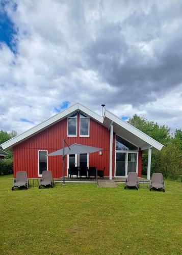 Exterior view, Ferienhaus Friese, direkt am See, mit hauseigenem Tretboot, hauseigener Sauna sowie Whirlpool, Kamin in Twist