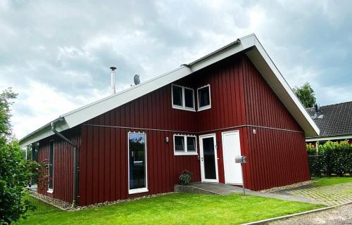 Exterior view, Ferienhaus Friese, direkt am See, mit hauseigenem Tretboot, hauseigener Sauna sowie Whirlpool, Kamin in Twist